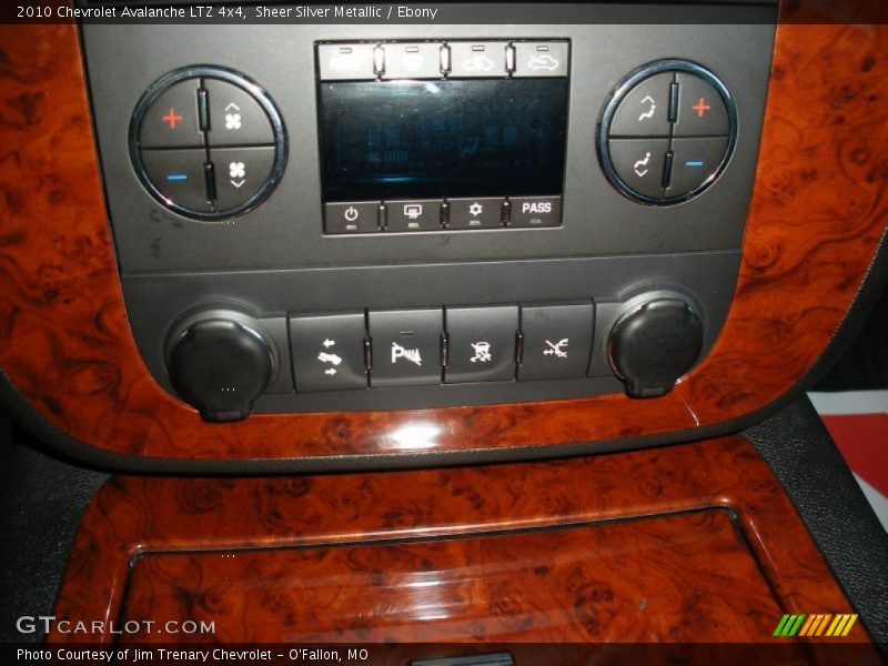 Sheer Silver Metallic / Ebony 2010 Chevrolet Avalanche LTZ 4x4