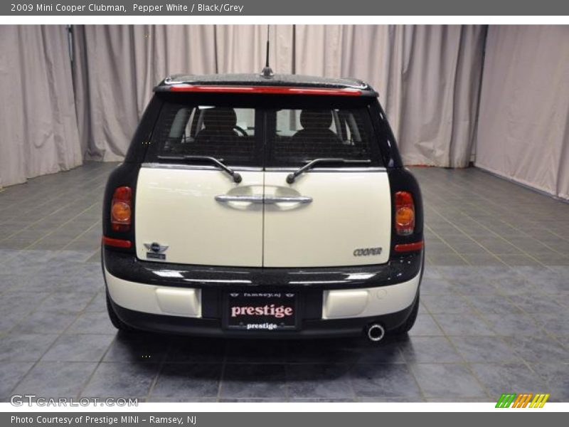 Pepper White / Black/Grey 2009 Mini Cooper Clubman