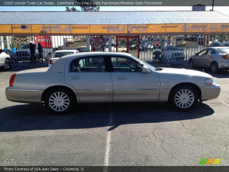 Cashmere Tri-Coat / Light Parchment/Medium Dark Parchment 2005 Lincoln Town Car Sedan