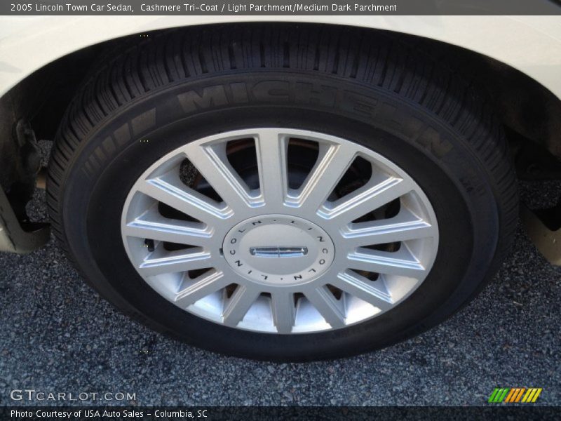 Cashmere Tri-Coat / Light Parchment/Medium Dark Parchment 2005 Lincoln Town Car Sedan