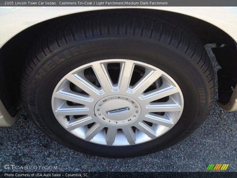 Cashmere Tri-Coat / Light Parchment/Medium Dark Parchment 2005 Lincoln Town Car Sedan
