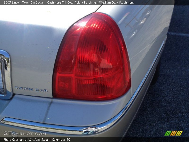 Cashmere Tri-Coat / Light Parchment/Medium Dark Parchment 2005 Lincoln Town Car Sedan