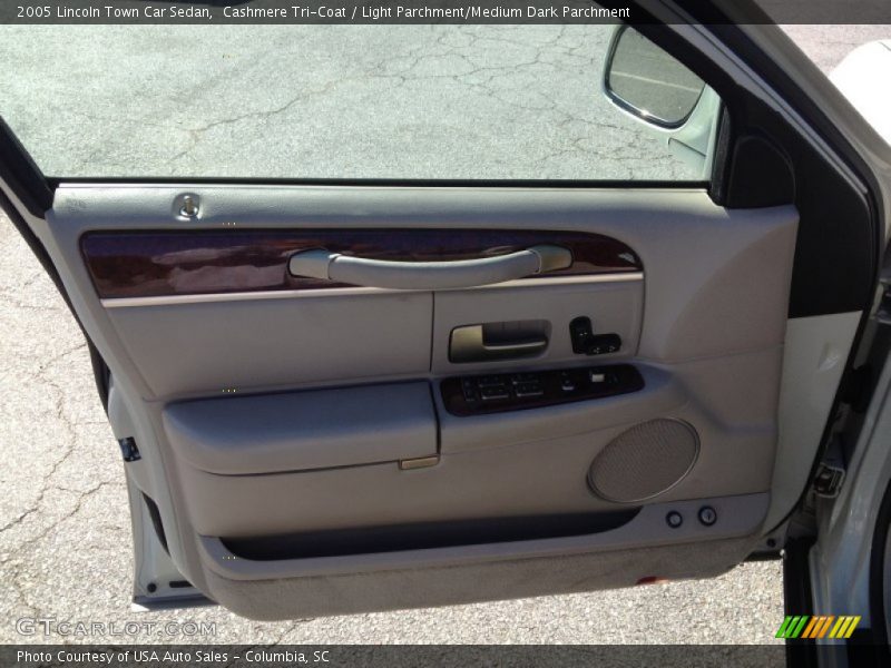 Cashmere Tri-Coat / Light Parchment/Medium Dark Parchment 2005 Lincoln Town Car Sedan