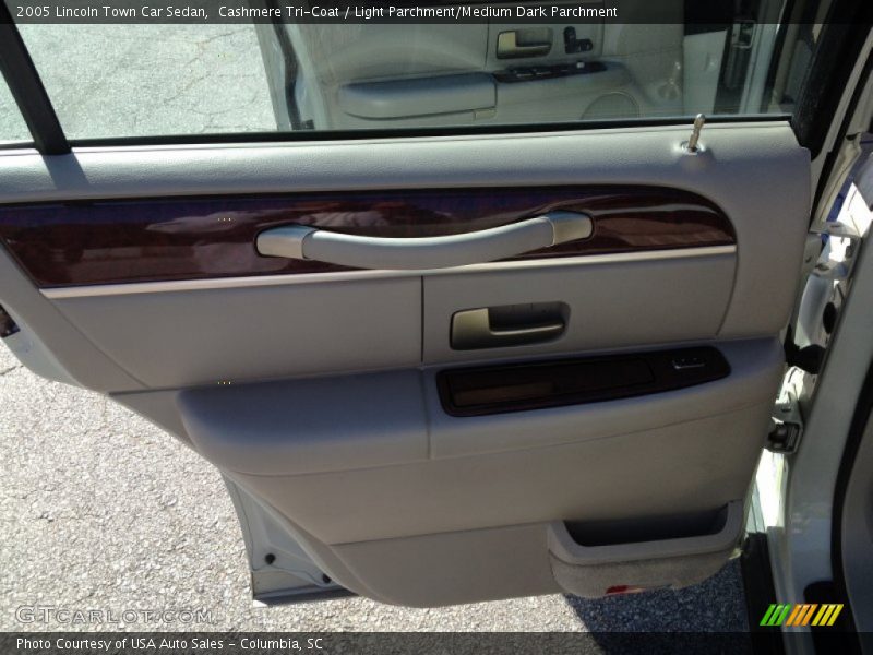 Cashmere Tri-Coat / Light Parchment/Medium Dark Parchment 2005 Lincoln Town Car Sedan