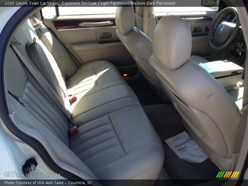 Cashmere Tri-Coat / Light Parchment/Medium Dark Parchment 2005 Lincoln Town Car Sedan