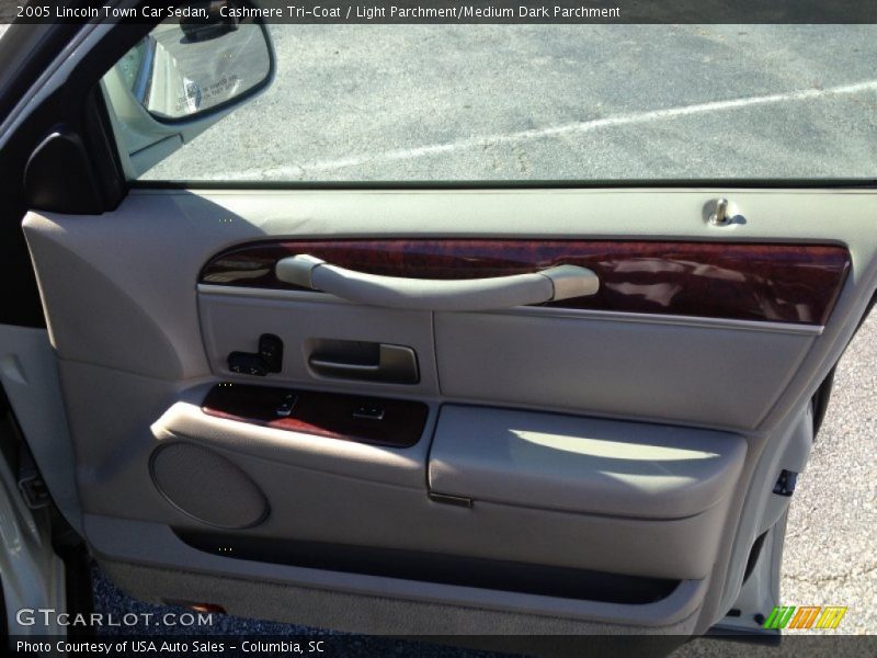 Cashmere Tri-Coat / Light Parchment/Medium Dark Parchment 2005 Lincoln Town Car Sedan