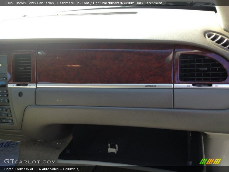 Cashmere Tri-Coat / Light Parchment/Medium Dark Parchment 2005 Lincoln Town Car Sedan