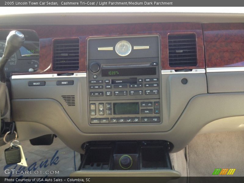 Cashmere Tri-Coat / Light Parchment/Medium Dark Parchment 2005 Lincoln Town Car Sedan