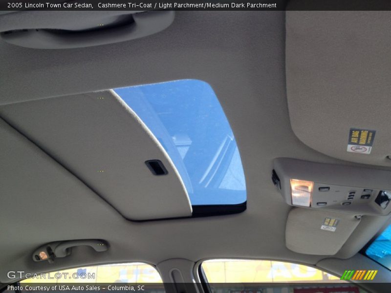 Cashmere Tri-Coat / Light Parchment/Medium Dark Parchment 2005 Lincoln Town Car Sedan