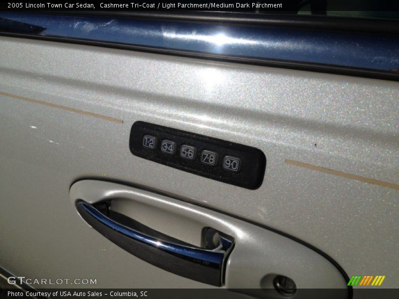 Cashmere Tri-Coat / Light Parchment/Medium Dark Parchment 2005 Lincoln Town Car Sedan