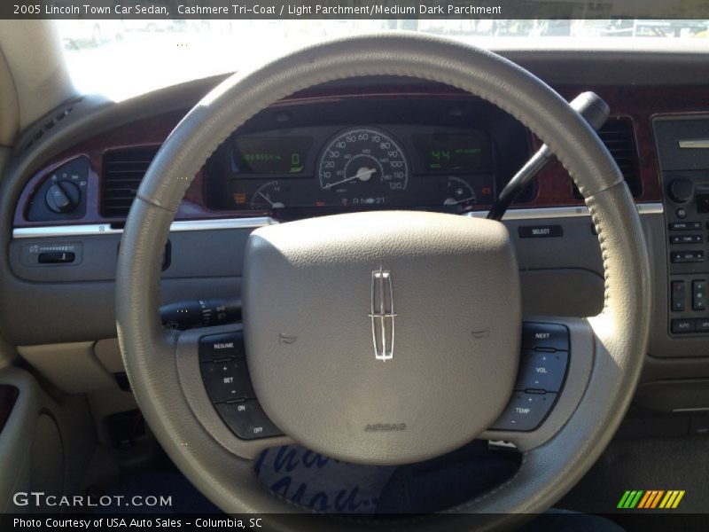 Cashmere Tri-Coat / Light Parchment/Medium Dark Parchment 2005 Lincoln Town Car Sedan