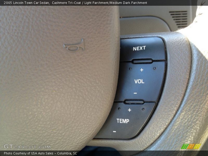 Cashmere Tri-Coat / Light Parchment/Medium Dark Parchment 2005 Lincoln Town Car Sedan