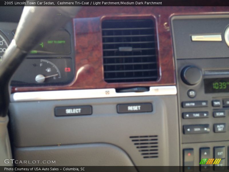 Cashmere Tri-Coat / Light Parchment/Medium Dark Parchment 2005 Lincoln Town Car Sedan