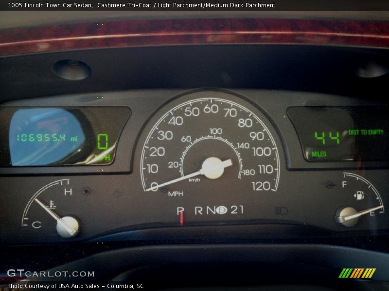 Cashmere Tri-Coat / Light Parchment/Medium Dark Parchment 2005 Lincoln Town Car Sedan