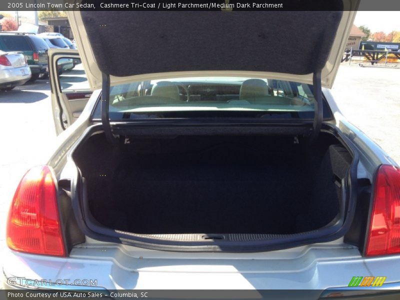 Cashmere Tri-Coat / Light Parchment/Medium Dark Parchment 2005 Lincoln Town Car Sedan