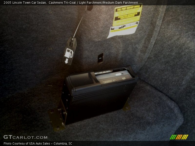 Cashmere Tri-Coat / Light Parchment/Medium Dark Parchment 2005 Lincoln Town Car Sedan