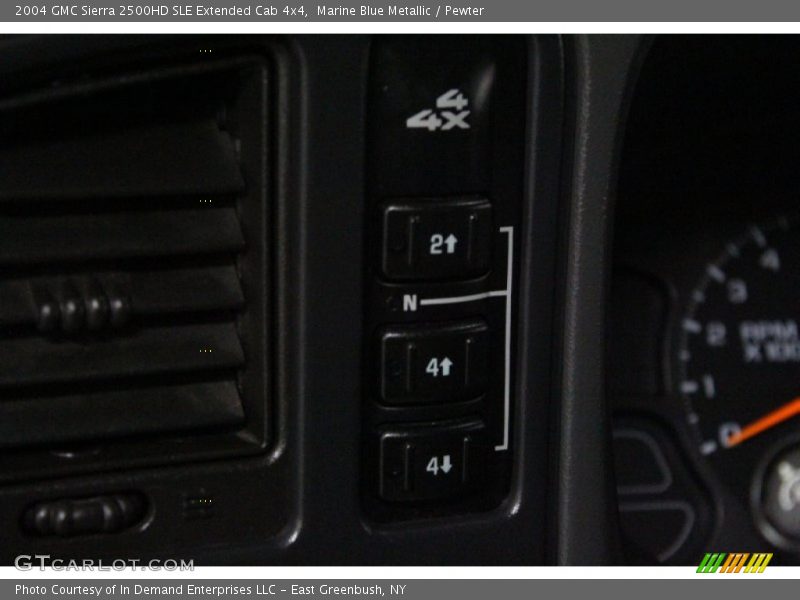 Controls of 2004 Sierra 2500HD SLE Extended Cab 4x4