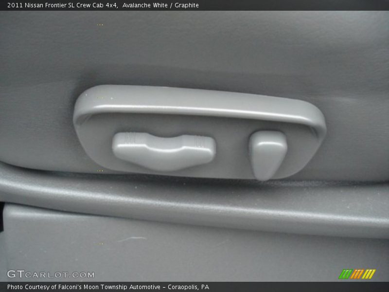 Avalanche White / Graphite 2011 Nissan Frontier SL Crew Cab 4x4
