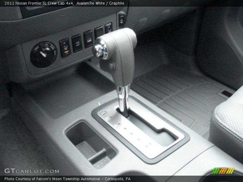 Avalanche White / Graphite 2011 Nissan Frontier SL Crew Cab 4x4