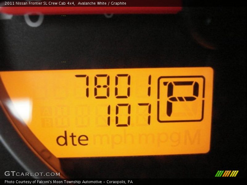 Avalanche White / Graphite 2011 Nissan Frontier SL Crew Cab 4x4