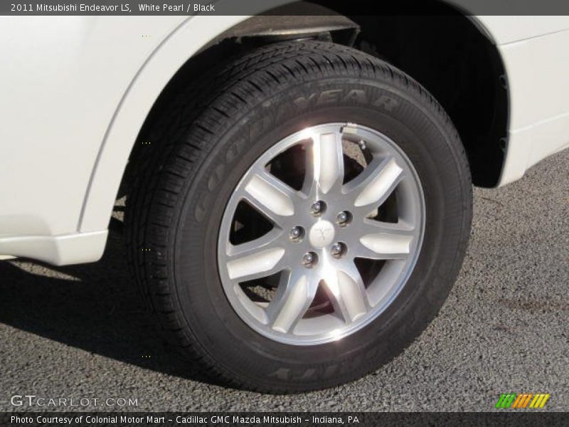 White Pearl / Black 2011 Mitsubishi Endeavor LS