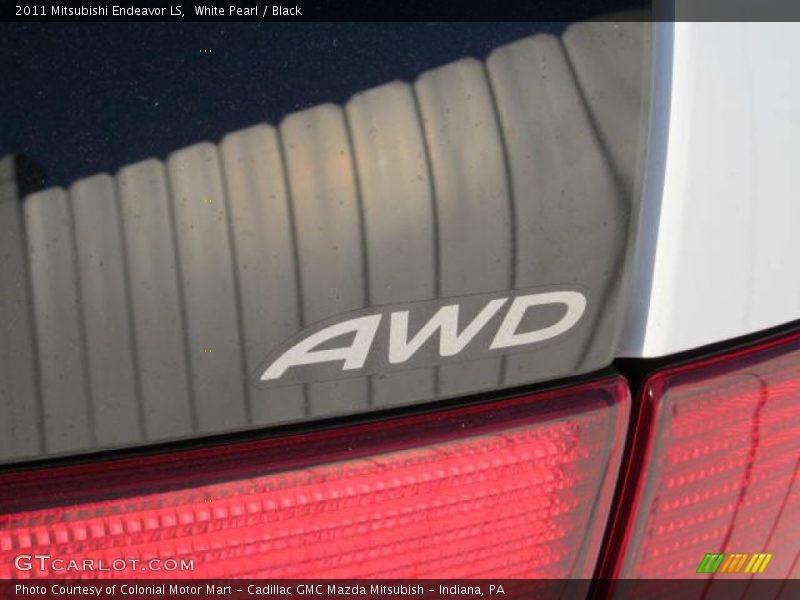 White Pearl / Black 2011 Mitsubishi Endeavor LS