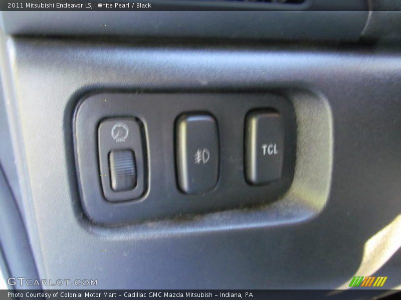 White Pearl / Black 2011 Mitsubishi Endeavor LS