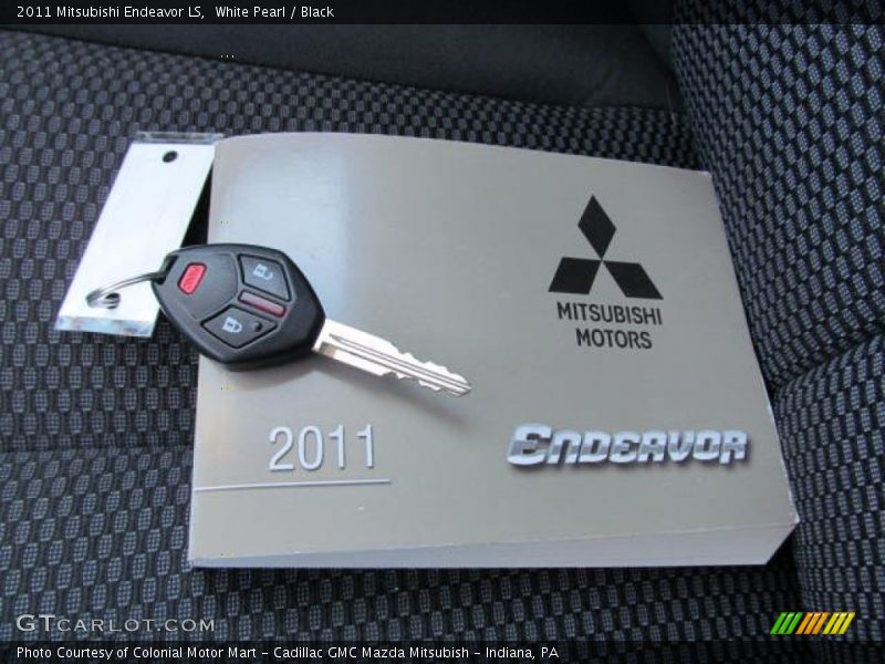 White Pearl / Black 2011 Mitsubishi Endeavor LS
