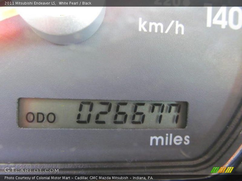 White Pearl / Black 2011 Mitsubishi Endeavor LS