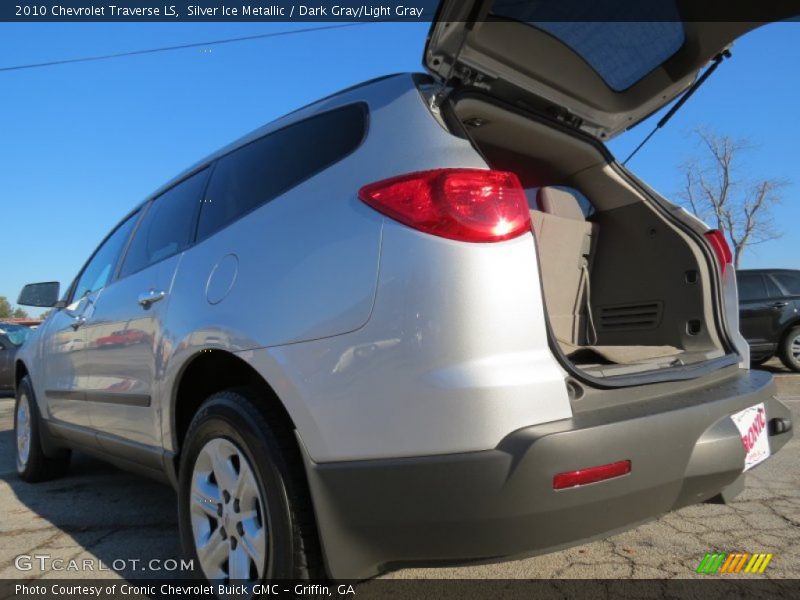Silver Ice Metallic / Dark Gray/Light Gray 2010 Chevrolet Traverse LS