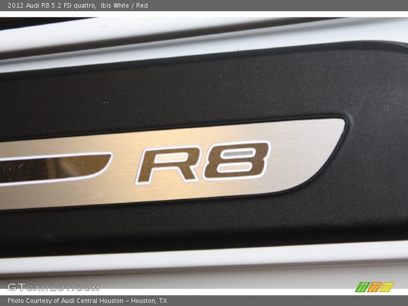 Ibis White / Red 2012 Audi R8 5.2 FSI quattro