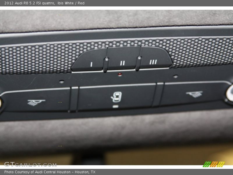 Ibis White / Red 2012 Audi R8 5.2 FSI quattro