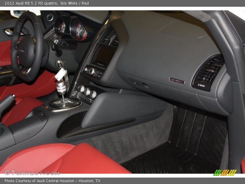 Ibis White / Red 2012 Audi R8 5.2 FSI quattro