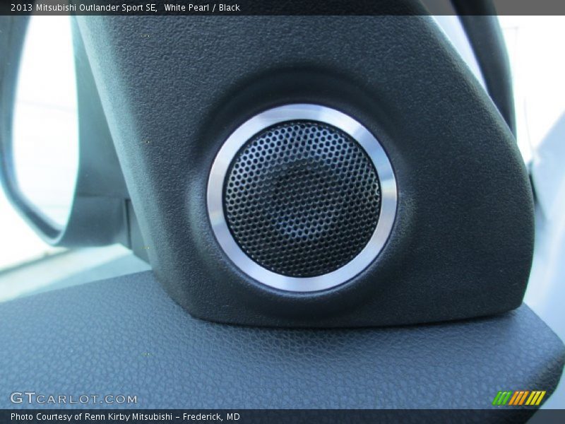 White Pearl / Black 2013 Mitsubishi Outlander Sport SE