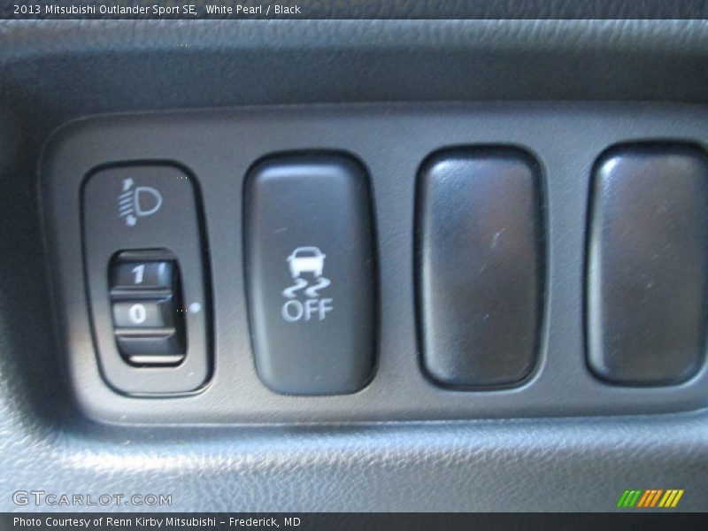 White Pearl / Black 2013 Mitsubishi Outlander Sport SE