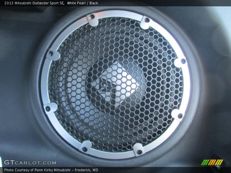 White Pearl / Black 2013 Mitsubishi Outlander Sport SE