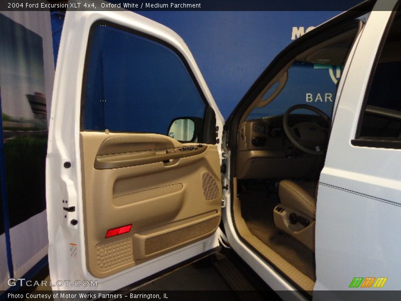 Oxford White / Medium Parchment 2004 Ford Excursion XLT 4x4