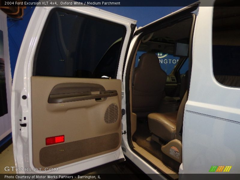 Oxford White / Medium Parchment 2004 Ford Excursion XLT 4x4