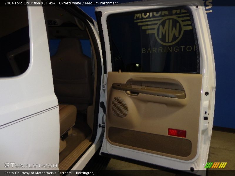 Oxford White / Medium Parchment 2004 Ford Excursion XLT 4x4
