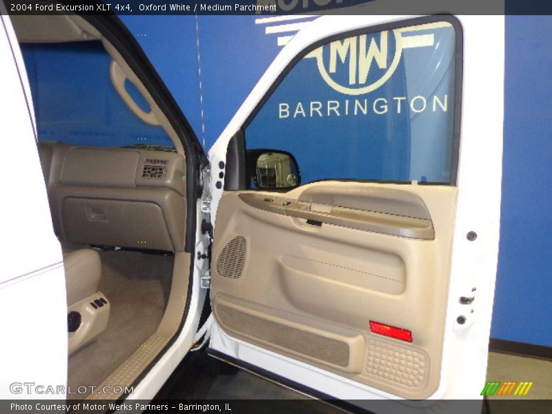 Oxford White / Medium Parchment 2004 Ford Excursion XLT 4x4
