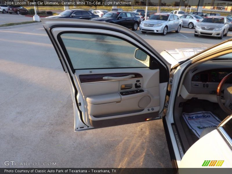 Ceramic White Tri-Coat / Light Parchment 2004 Lincoln Town Car Ultimate