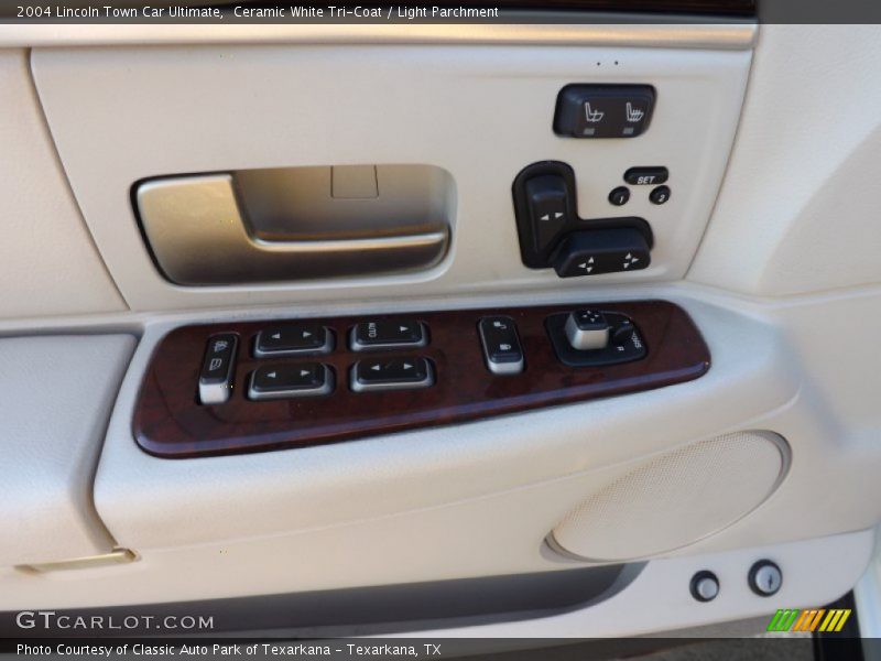 Ceramic White Tri-Coat / Light Parchment 2004 Lincoln Town Car Ultimate
