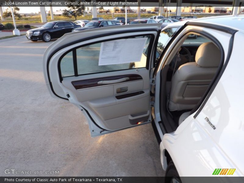 Ceramic White Tri-Coat / Light Parchment 2004 Lincoln Town Car Ultimate