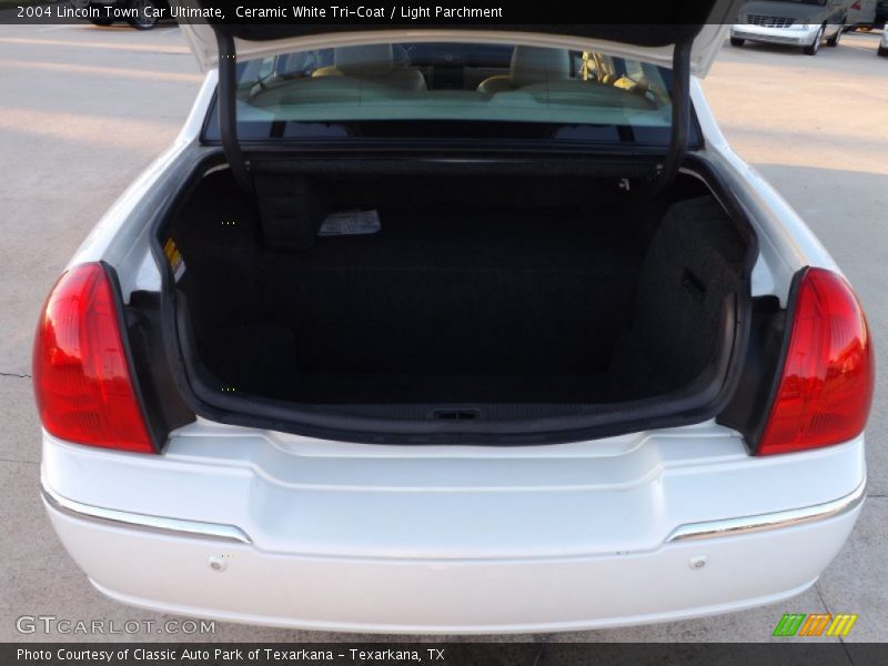 Ceramic White Tri-Coat / Light Parchment 2004 Lincoln Town Car Ultimate