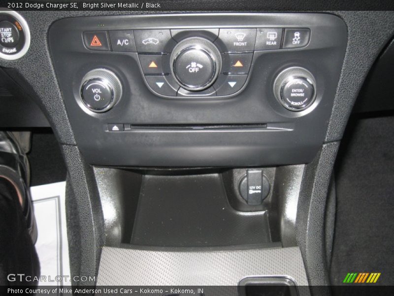 Bright Silver Metallic / Black 2012 Dodge Charger SE