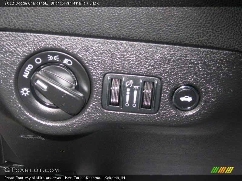 Bright Silver Metallic / Black 2012 Dodge Charger SE