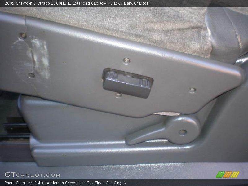 Black / Dark Charcoal 2005 Chevrolet Silverado 2500HD LS Extended Cab 4x4