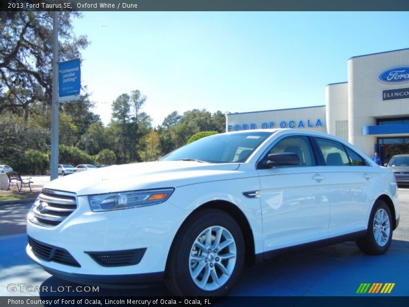 Oxford White / Dune 2013 Ford Taurus SE