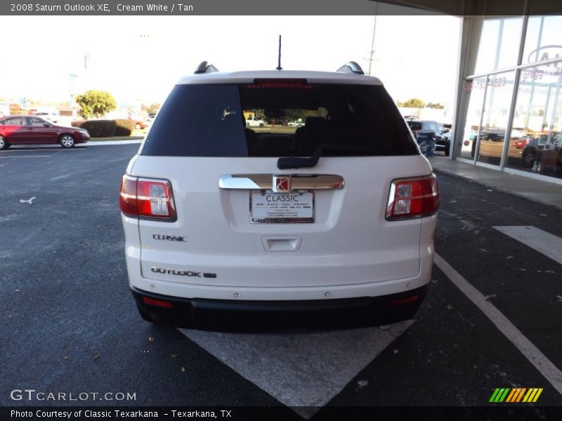 Cream White / Tan 2008 Saturn Outlook XE