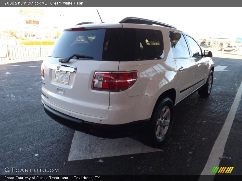 Cream White / Tan 2008 Saturn Outlook XE